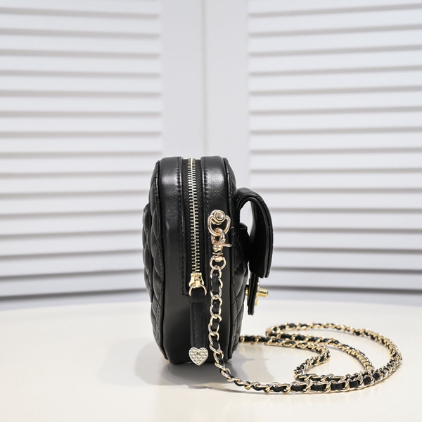 シャネルバッグ背面デザイン